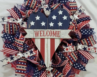 Corona americana con stelle e strisce in maglia decorativa patriottica per il 4 luglio e il Memorial Day