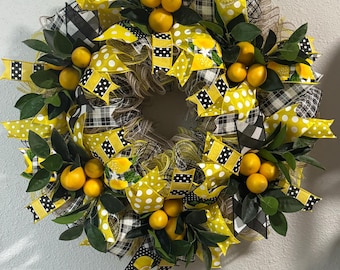 Corona decorativa de malla con diseño de limones – Corona de verano de 60 cm para la puerta principal / Decoración cítrica estilo granja / Cuadros amarillos y negros