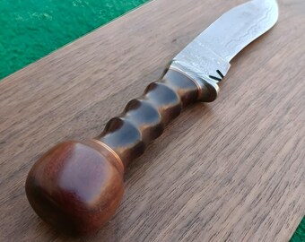 Cuchillo de caza artesanal de hoja fija de acero de Damasco con empuñadura de madera esculpida. Regalo de cumpleaños.