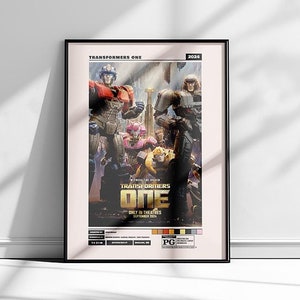 Può includere: Un poster per il film Transformers: One, un film del 2024. Il poster presenta un gruppo di Transformers, tra cui Optimus Prime, Bumblebee e Megatron, in un'ambientazione urbana futuristica. Il poster è in una cornice nera e ha una classificazione PG.