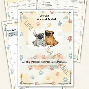 Op de afbeelding: Een huisdier- en wellnessplanner getiteld "Life with Lola and Mabel" met illustraties van twee mopshonden. De planner bevat secties voor takenlijsten, zelfzorgchecklists en notities over huisdieren, met pootafdruk- en wolkenaccenten.