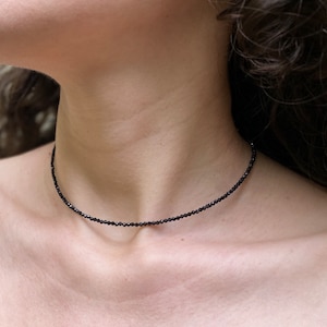 Zwarte spinel choker minimalistische choker natuurlijke edelsteen sierlijke choker afbeelding 2