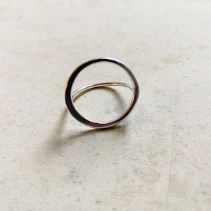 Anillo minimalista de plata con círculo. Anillo contemporáneo Eclipse.
