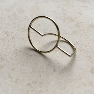 Anillo de plata con diseño geométrico llamativo