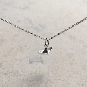 Collana Barca di carta I Collana barca origami I Collana delicata I Collana minimalista in argento I Regalo per lei