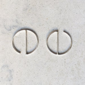 Pendientes de aro pequeños, minimalistas, geométricos.