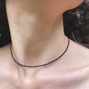 Zwarte spinel choker minimalistische choker natuurlijke edelsteen sierlijke choker afbeelding 1