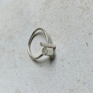 Anillo de plata con diseño geométrico llamativo