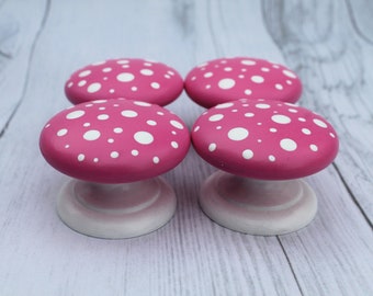 Boutons de porte d'armoire de champignon rose, décor de Cottagecore, décor de Mushie, boutons de placard de bois, boutons de commode de champignon, Barbiecore