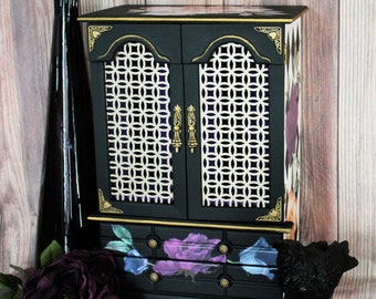 Armoire à bijoux peinte en noir avec roses et or, armoire à bijoux arlequin sur table, rangement pour bijoux vintage