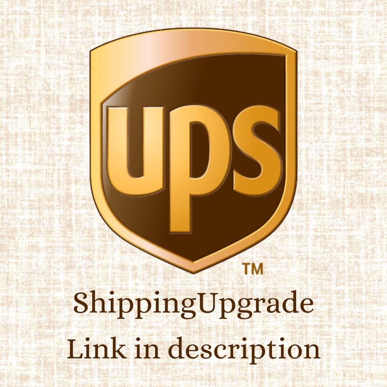 Może przedstawiać: Logo UPS to brązowa tarcza z napisem "UPS" złotymi literami. Tekst "Shipping Upgrade" i "Link in description" znajduje się pod logo.