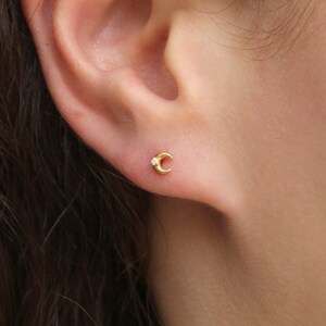 Kleine Halbmond Ohrstecker, kleine Mond Topas Ohrstecker, Minimalist Stern Ohrstecker, Gold Topas Ohrringe
