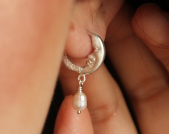Pendientes de aro con perlas en forma de luna creciente – Pendientes colgantes de perlas en forma de luna – Delicados aros celestiales – Regalo para ella – Impuestos de importación incluidos en EE. UU.
