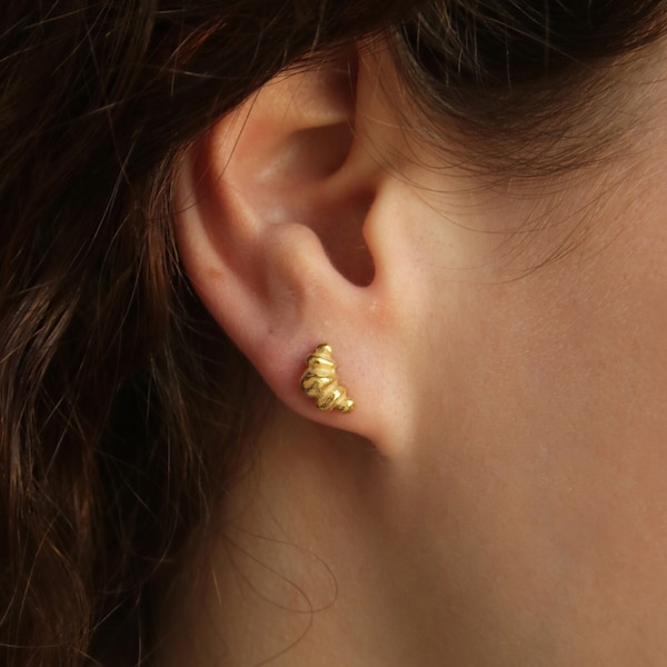 Clous d'oreilles croissant doré, boucles d'oreilles aliments, boucles d'oreilles délicates françaises parisiennes torsadées en or
