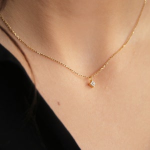 Mini Lotus Pavé Halskette, Zierliche winzige Edelstein Anhänger Halskette, Geschenk für Sie