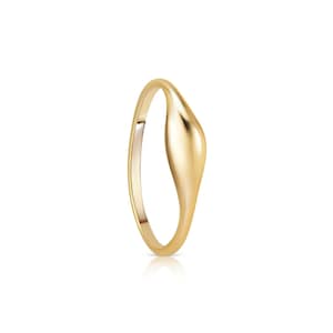 Op de afbeelding: Een gouden ring met een gladde, ovale bovenkant.
