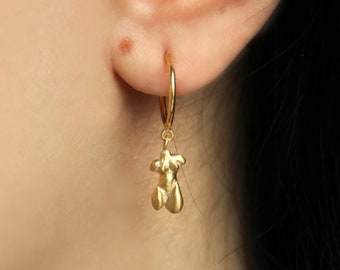 Pendientes de aro para el empoderamiento femenino – Pendientes con dijes corporales tallados a mano – Aros dorados delicados – Joyería para el amor propio – Pendientes llamativos – Impuestos de importación de EE. UU. incluidos