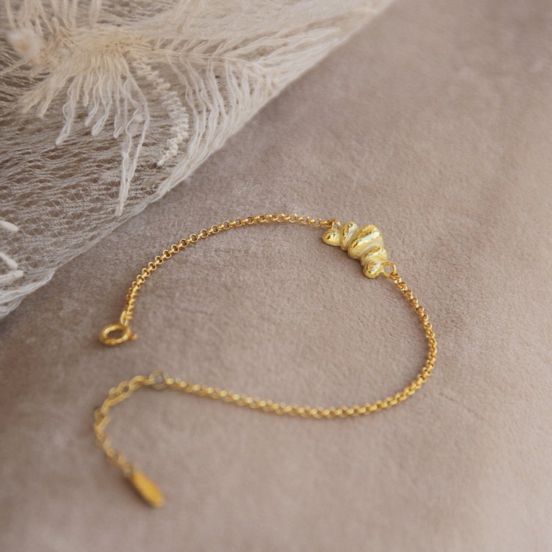 Bracelet croissant doré, bracelet à breloques croissant, bracelet délicat en or torsadé parisien français image 2