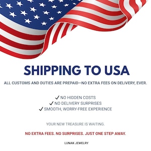 Puede incluir: La imagen muestra la bandera estadounidense con el texto "SHIPPING TO USA". El texto promete que no hay costes ocultos, ni sorpresas en la entrega y una experiencia fluida y sin preocupaciones. El texto tambi&eacute;n dice "Your new treasure is waiting."