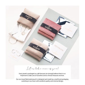 Peut inclure: Un ensemble d'emballages de bijoux comprenant de petites pochettes en velours avec le mot "LUNAK" imprim&eacute; dessus. Les pochettes sont dans des tons de rose et beige et sont dispos&eacute;es sur une surface blanche. Le texte "Let us take care of you!" est imprim&eacute; sous les pochettes.