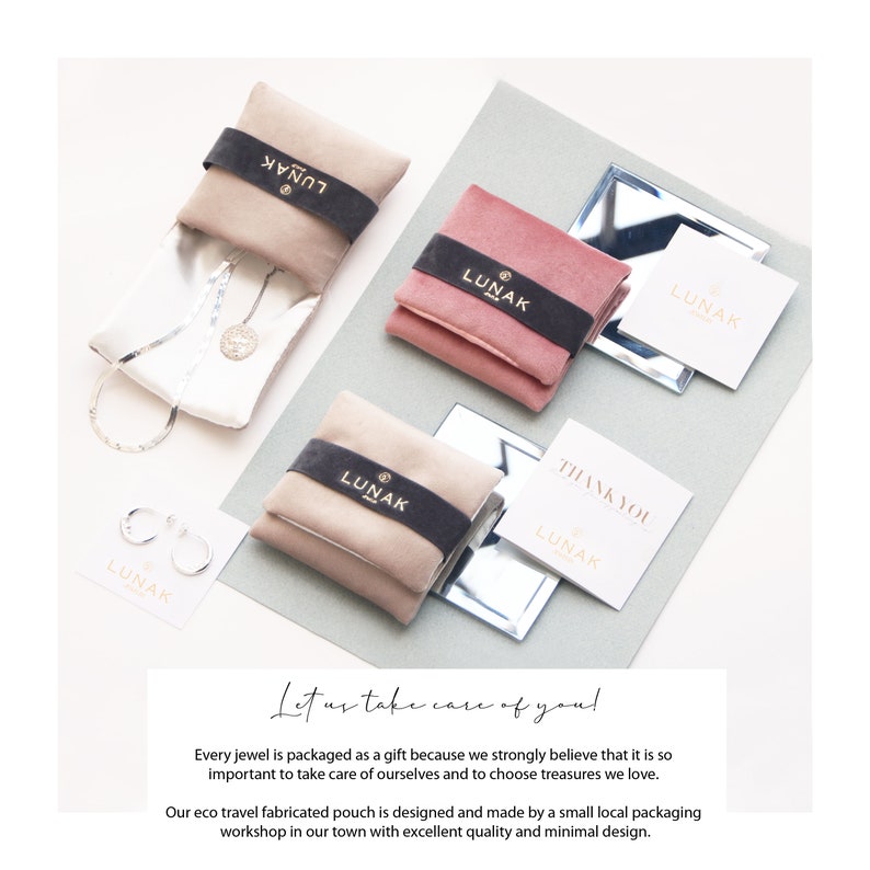 Peut inclure: Un ensemble d'emballages de bijoux comprenant de petites pochettes en velours avec le mot "LUNAK" imprim&eacute; dessus. Les pochettes sont dans des tons de rose et beige et sont dispos&eacute;es sur une surface blanche. Le texte "Let us take care of you!" est imprim&eacute; sous les pochettes.