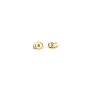 Pode incluir: Duas costas de brincos douradas sobre um fundo branco. Uma é um disco redondo e plano com um orifício para o pino, e a outra é um fecho em estilo borboleta. As costas dos brincos são provavelmente feitas de ouro ou metal dourado.