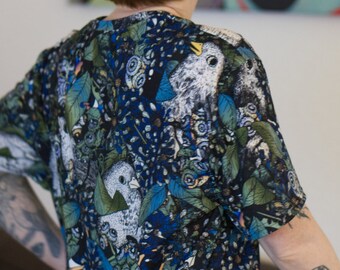 Botanical Bird T-Shirt – Hand-drawn pattern of leaves & berries – Wide, comfortable T-shirt with colorful pattern