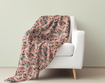 Soft bedspread with pink crab pattern – hand-drawn cartoon design, surreal & unique