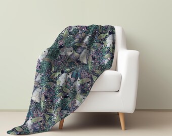 Soft bedspread with hand-drawn bird & berry motif – botanical autumn design