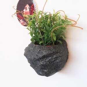 Plantador magnético para suculentas com aparência de pedra de granito preto, plantador em formato de rocha, plantador magnético para decoração de geladeira, plantador de jardim interno natural