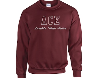 Puede incluir: Sudadera color burdeos con letras blancas que dicen "ACE Lambda Theta Alpha".