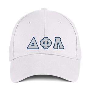 Pode incluir: Bon&eacute; de beisebol branco com as letras gregas Delta, Phi e Lambda em azul claro e cinza. O bon&eacute; tem uma aba curva e uma coroa estruturada, adequada para prote&ccedil;&atilde;o solar.