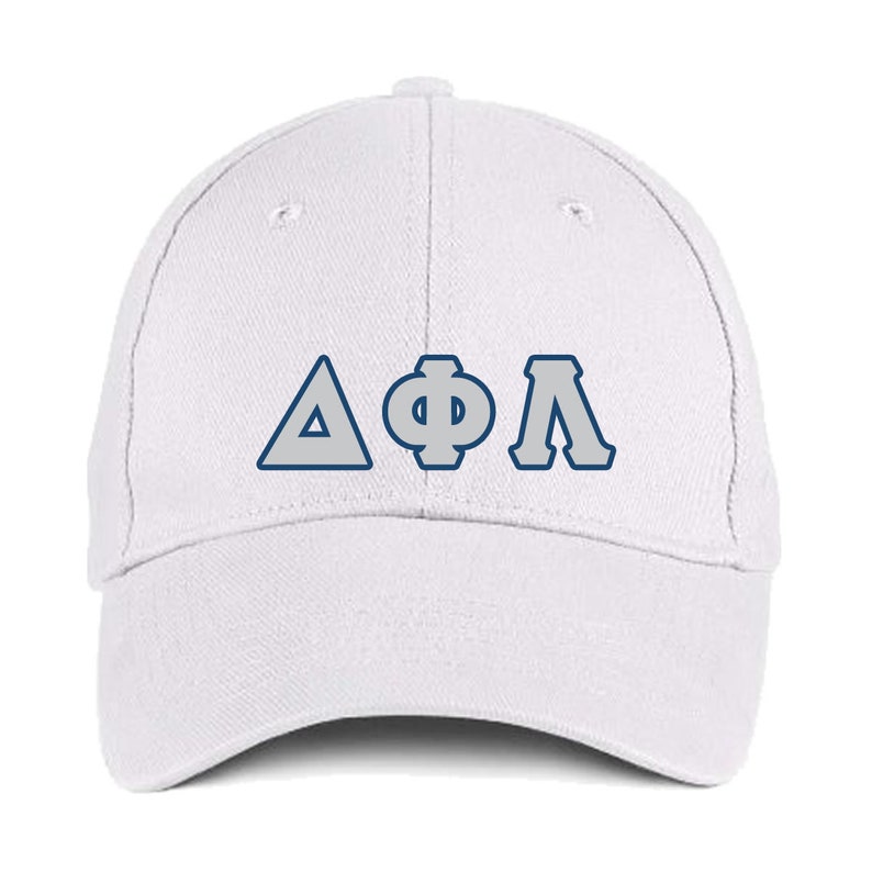 Pode incluir: Bon&eacute; de beisebol branco com as letras gregas Delta, Phi e Lambda em azul claro e cinza. O bon&eacute; tem uma aba curva e uma coroa estruturada, adequada para prote&ccedil;&atilde;o solar.