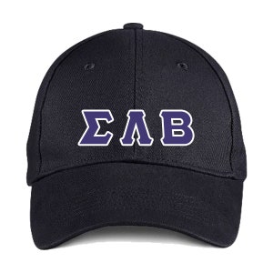 Puede incluir: Una gorra de b&eacute;isbol negra con un logotipo bordado "&Sigma;&Lambda;&Beta;" en morado.