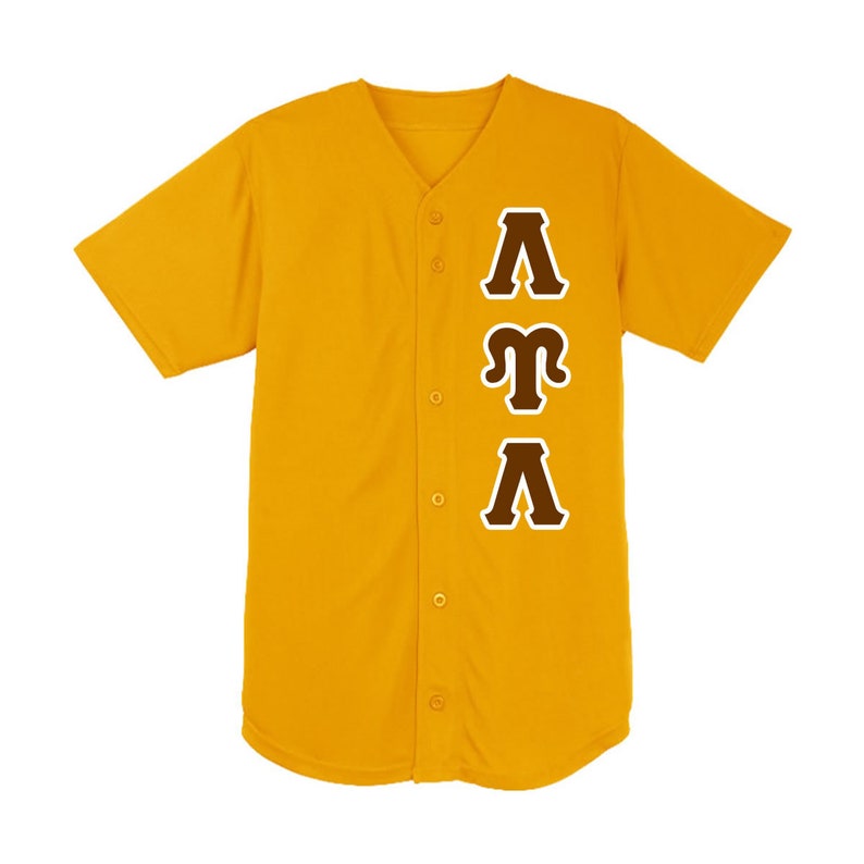 Peut inclure: Maillot de baseball jaune moutarde avec un devant boutonn&eacute; et des manches courtes. Le maillot pr&eacute;sente les lettres "ATA" en marron avec des contours blancs sur le devant. Le maillot est fait d'un tissu doux et respirant.