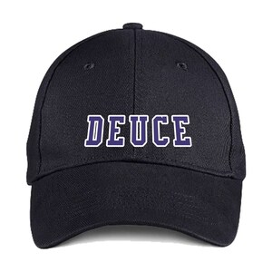 Puede incluir: Una gorra de b&eacute;isbol negra con la palabra "DEUCE" bordada en morado en la parte delantera.