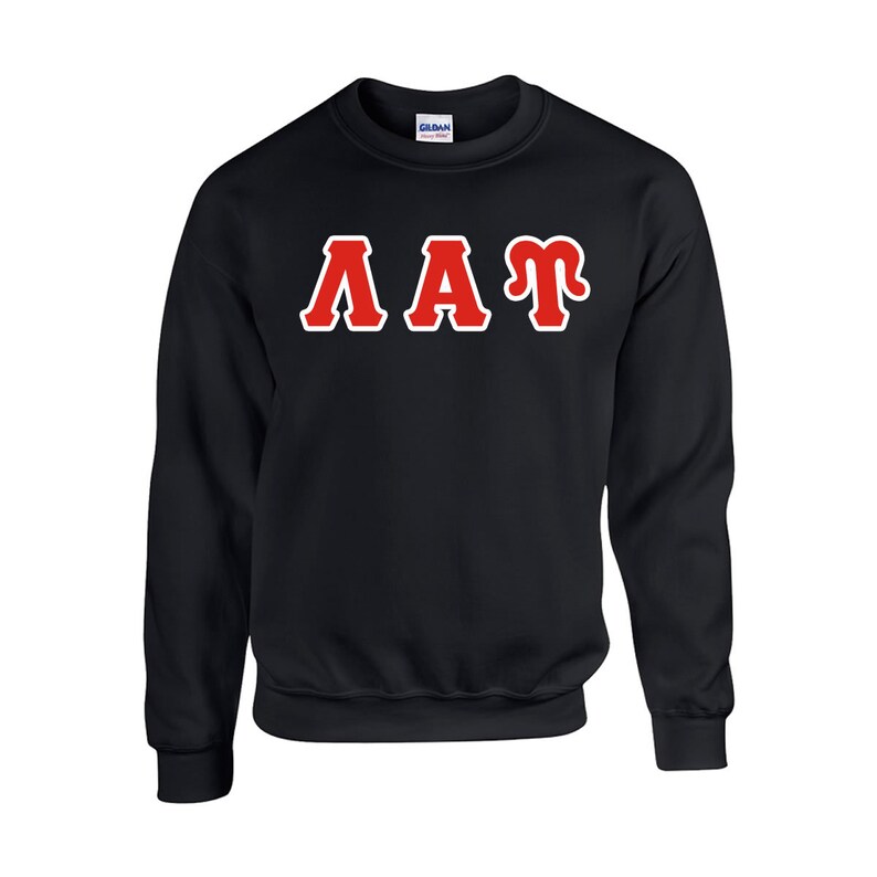 Peut inclure: Sweat-shirt noir avec les lettres "AAT" en rouge bord&eacute;es de blanc sur la poitrine. Le sweat-shirt est en mati&egrave;re douce et poss&egrave;de un col, des poignets et un ourlet c&ocirc;tel&eacute;s. Le logo Gildan est visible sur l'&eacute;tiquette.