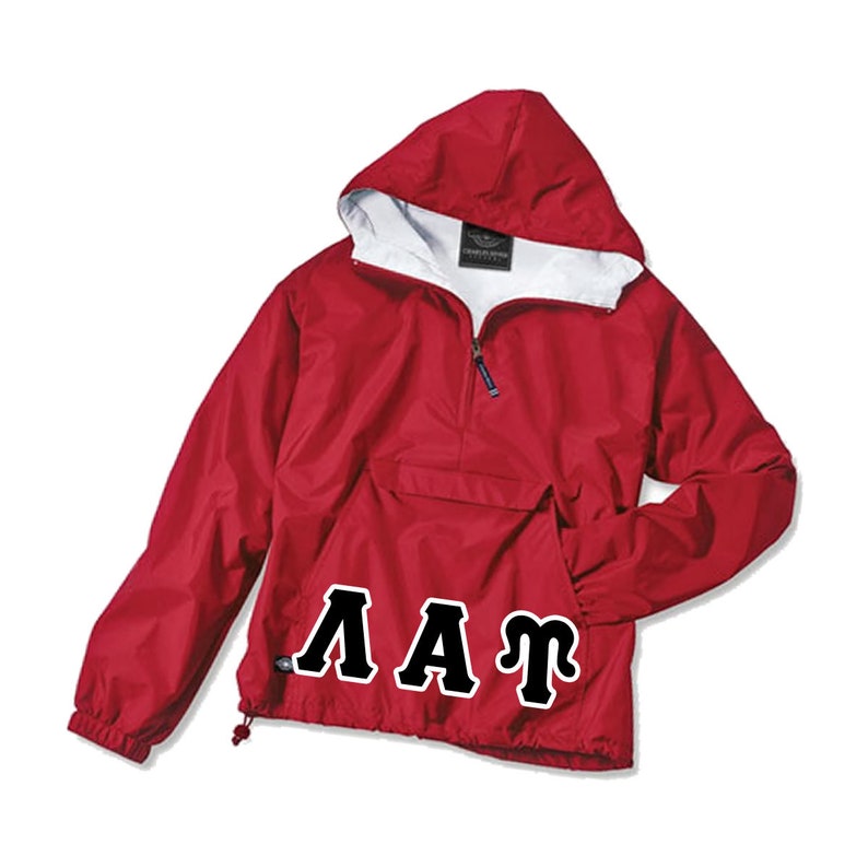 Puede incluir: Chaqueta anorak roja con capucha, forro interior blanco y bolsillo delantero. La chaqueta tiene cierre de media cremallera y un cord&oacute;n en el dobladillo. Las letras "&Lambda;AT" se muestran en blanco y negro en la parte inferior delantera de la chaqueta.