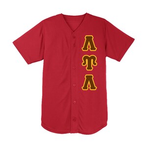 Peut inclure: Un maillot de baseball rouge &agrave; manches courtes et &agrave; boutons. Le maillot pr&eacute;sente les lettres "ATA" en marron avec un contour jaune sur le devant. Le maillot est fait d'une mati&egrave;re l&eacute;g&egrave;re.