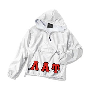 Puede incluir: Chaqueta anorak blanca con capucha, bolsillo delantero y cierre de media cremallera. La chaqueta presenta las letras rojas "AAT" en la parte delantera. La chaqueta tiene un cord&oacute;n en el dobladillo inferior.