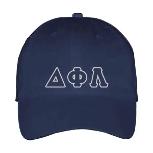 Pode incluir: Bon&eacute; de beisebol azul marinho com letras gregas brancas. O bon&eacute; apresenta as letras gregas Delta, Phi e Lambda em uma fonte em negrito e com contorno. O bon&eacute; tem uma viseira curva e uma al&ccedil;a ajust&aacute;vel.