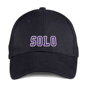 Puede incluir: Una gorra de b&eacute;isbol negra con la palabra "SOLO" bordada en morado en la parte delantera.