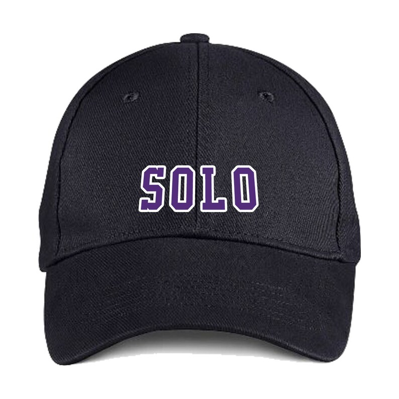 Puede incluir: Una gorra de b&eacute;isbol negra con la palabra "SOLO" bordada en morado en la parte delantera.