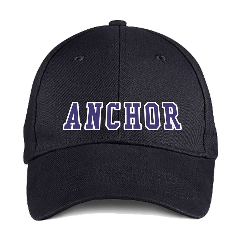 Puede incluir: Una gorra de b&eacute;isbol negra con la palabra "ANCHOR" bordada en morado en la parte delantera.