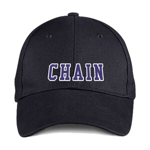 Puede incluir: Una gorra de b&eacute;isbol negra con la palabra "CHAIN" bordada en azul marino en la parte delantera.