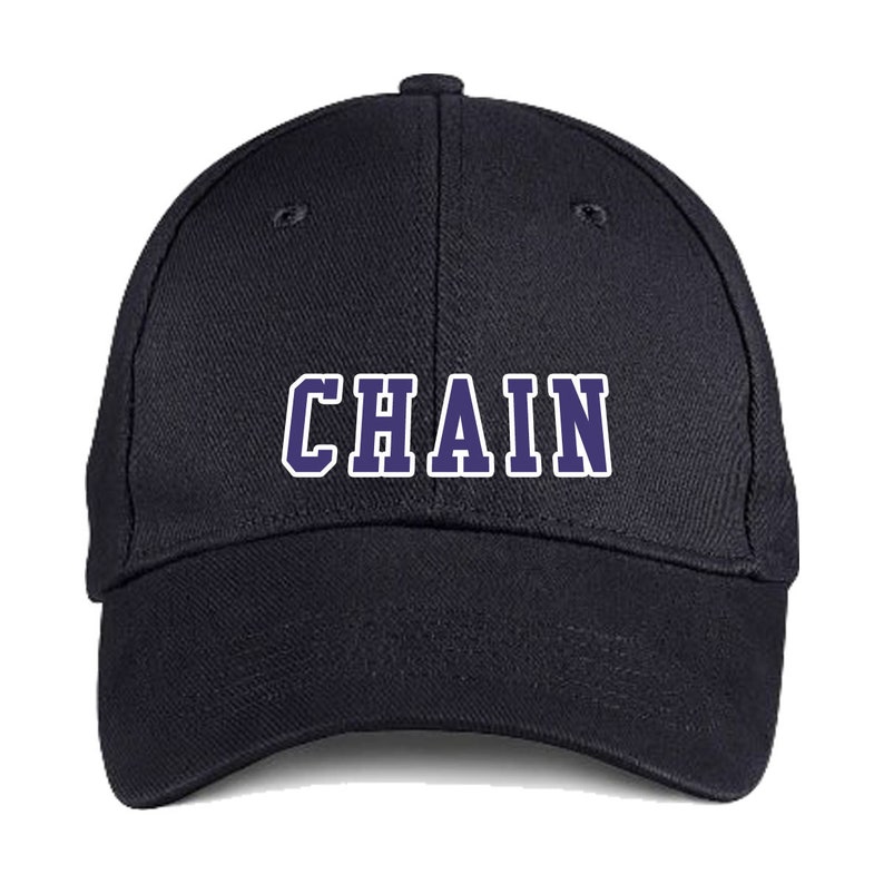 Puede incluir: Una gorra de b&eacute;isbol negra con la palabra "CHAIN" bordada en azul marino en la parte delantera.