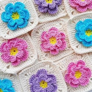 Modello all'uncinetto: coperta quadrata della nonna con fiori 3D – Download PDF immediato