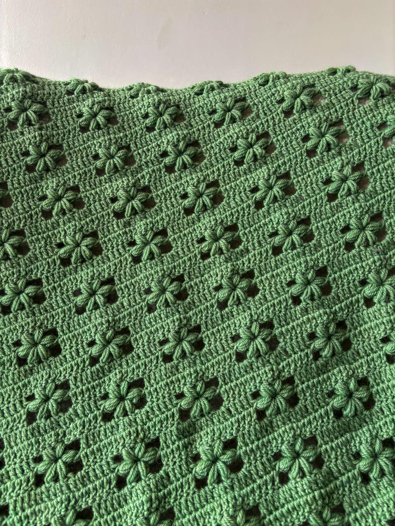 crochet a baby blanket with puff stitch flowers