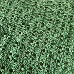 crochet baby blanket with flowers made in wool