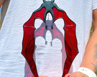 Regalo di compleanno con pipistrello rosso in vetro colorato, decorazione gotica a forma di pipistrello da appendere alla finestra, decorazione a forma di pipistrello in vetro fatta a mano, regalo a tema vampiro, regalo per la casa in stile gotico